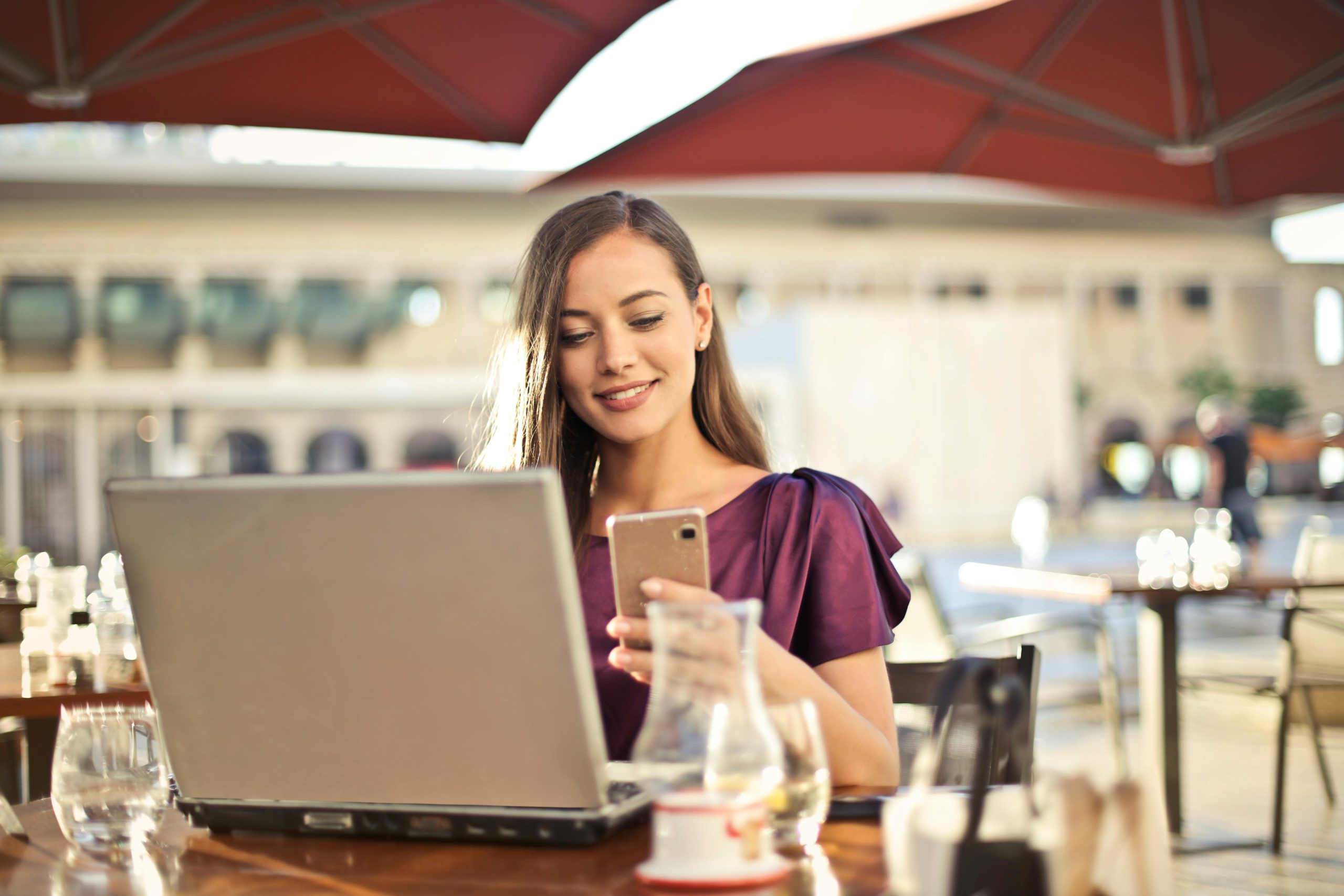 AngelUs liderança feminina - mulher jovem usando o computador e o celular